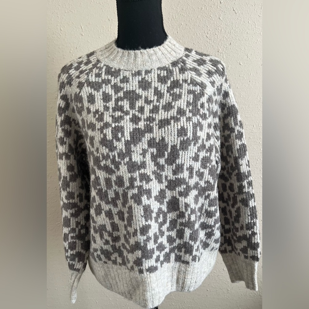Old Navy gray and White Patterned Crewneck Sweater